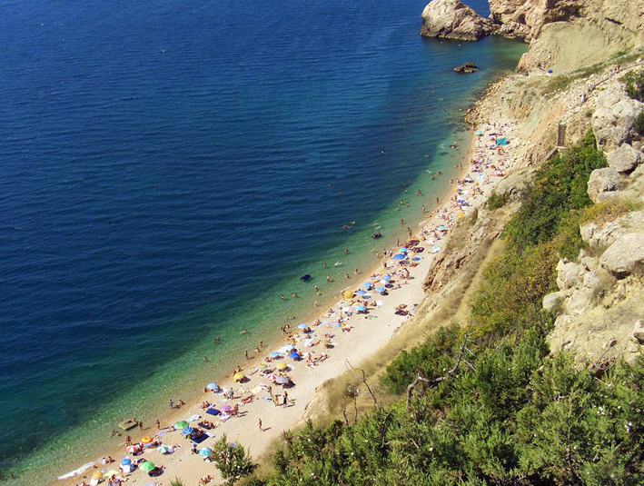 В Крыму очень много диких немноголюдных пляжей, где можно беспрепятственно купаться и отдыхать.