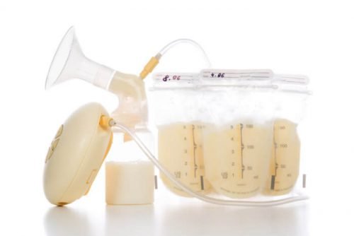 Сцеживать грудное молоко для хранения можно вручную или молокоотсосом