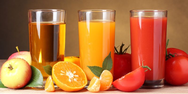 2. Фруктовые соки такие же полезные, как и свежие плоды Распространено мнение, что фрукты очень поле
