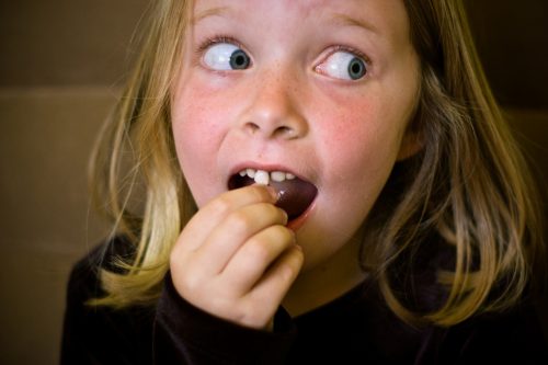 Шатание молочного зуба – один из признаков его скорого выпадения (фото: pequelia.republica.com)
