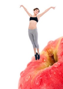 женщина занимается фитнесом на яблоке