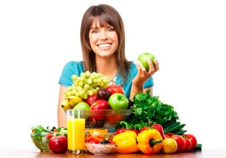 девушка с овощами и фруктами