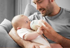 Как правильно держать новорожденного при кормлении из бутылочки