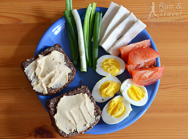 Яйца + тосты с хумусом + брынза + овощи