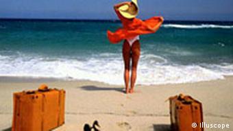 Женщина с чемоданом на пляже