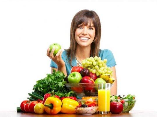 девушка и овощи со фруктами на столе