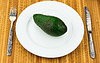 Авокадо на тарелку с столовые приборы | Фото