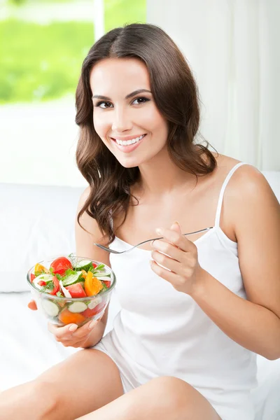 Женщина, едят салат, в помещении — стоковое фото
