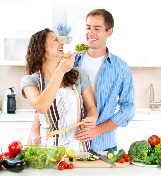 Счастливая пара, готовящая вместе. сидение на диете. здоровая еда — стоковое фото