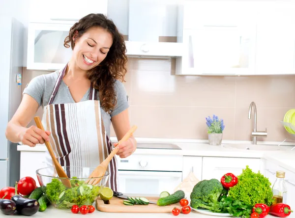 Молодая кулинария женщины. здоровая еда - овощной салат — стоковое фото