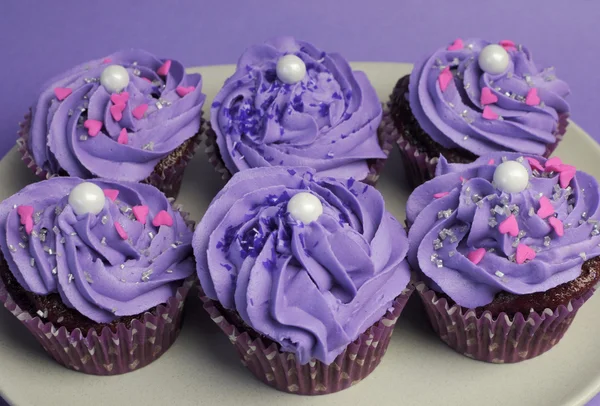 Сиренево фиолетовый украшенные кексы для рождения детей или подростков, или невесту, для новобрачных или ребенок душ партия функции - аэрофотосъемка — стоковое фото