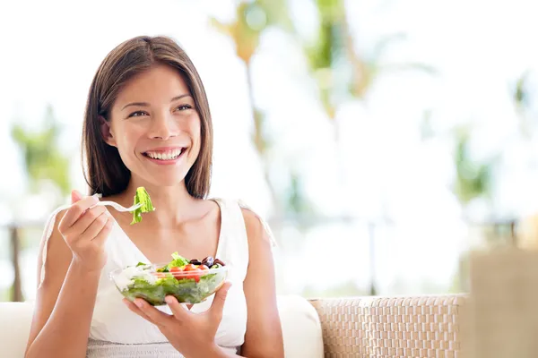 Здоровый образ жизни женщины едят салат улыбаясь счастливым — стоковое фото