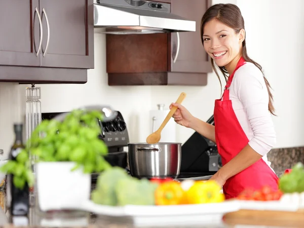 Приготовление женщина на кухне — стоковое фото