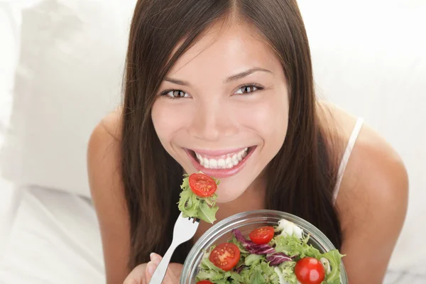 Женщина, едящая салат — стоковое фото