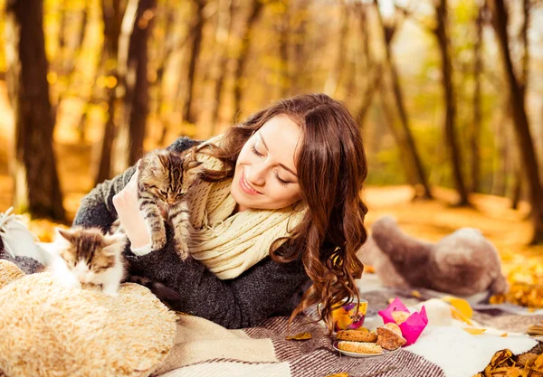 Красивая женщина с кошками — стоковое фото