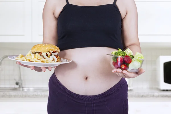 Здоровая и нездоровая пища для беременности — стоковое фото