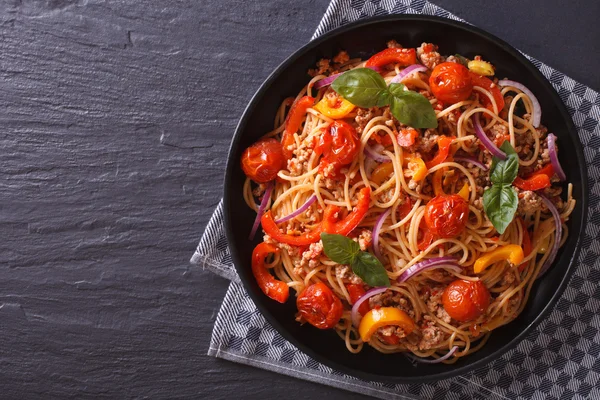 Красивые спагетти с мясом и овощами, вид сверху — стоковое фото