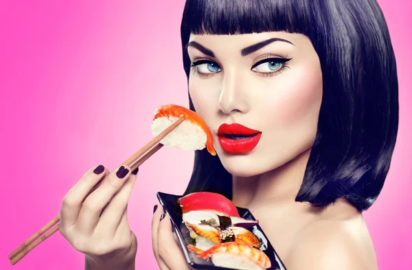 Красоты девушка модель едят суши — стоковое фото