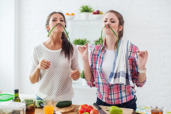 Женщины, приготовление здоровой пищи, играя с овощами в кухне, весело концепция диеты питание — стоковое фото