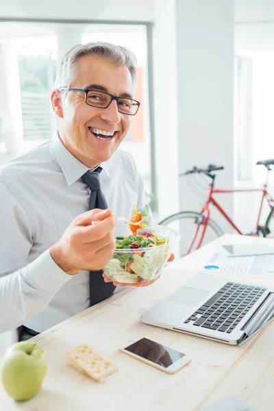 Счастливый бизнесмен, имеющие здоровый обед — стоковое фото