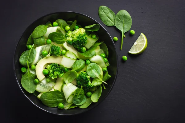 Новый зеленый салат — стоковое фото