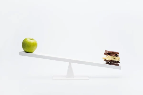 Apple и шоколад на качелях — стоковое фото
