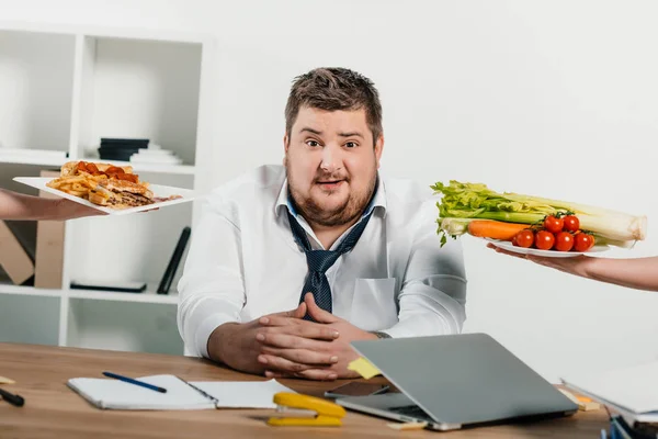 Избыточный Вес Бизнесмен Выбор Здоровых Нездоровой Пищи Рабочем Месте Офисе — стоковое фото