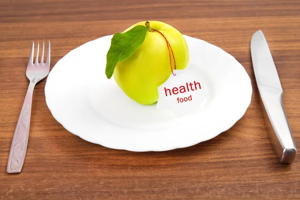 Диеты и здорового питания. Желтый, зеленый apple с листьев и ничуть — стоковое фото