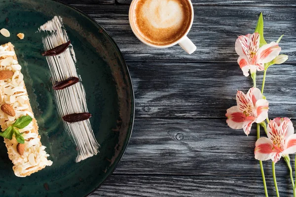 Вид Сверху Сладкий Вкусный Десерт Тарелку Чашку Капучино Красивые Цветы — стоковое фото