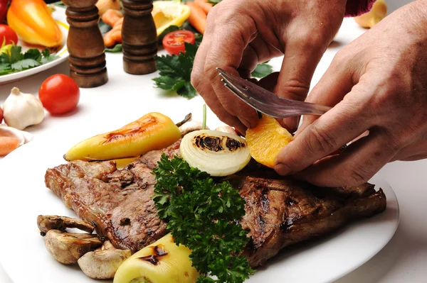 Готовит обед, человеческих рук, украшая пищи на плите в ресторане — стоковое фото