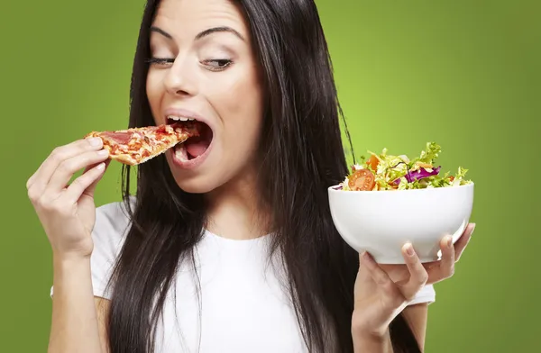 Женщина, едящая пиццу — стоковое фото