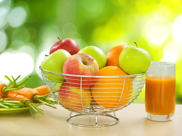 Здоровое питание. Органические фрукты и овощи — стоковое фото