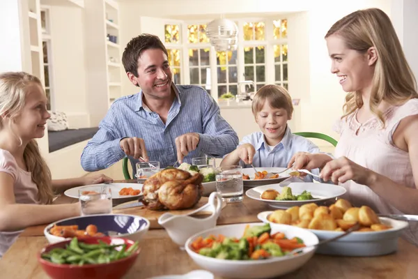 Счастливая семья, обедающая за столом — стоковое фото