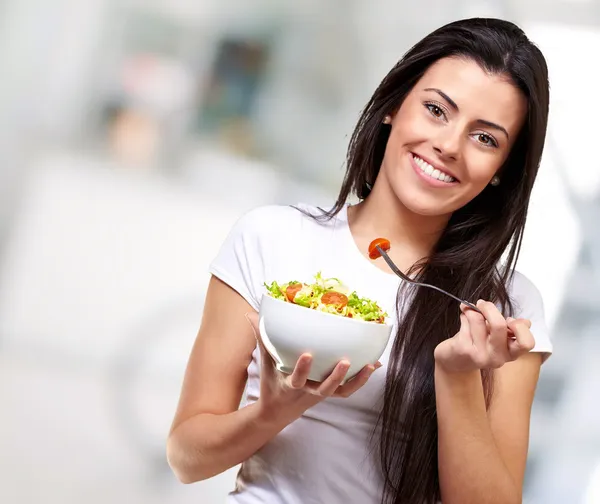 Портрет здоровой женщины едят салат Крытый — стоковое фото