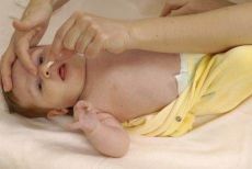 Можно ли новорожденному чистить нос вазелиновым маслом