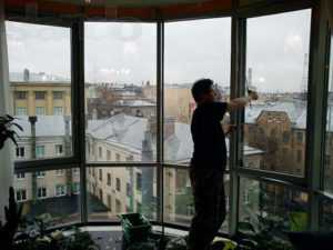 Как помыть окно снаружи на высоком этаже