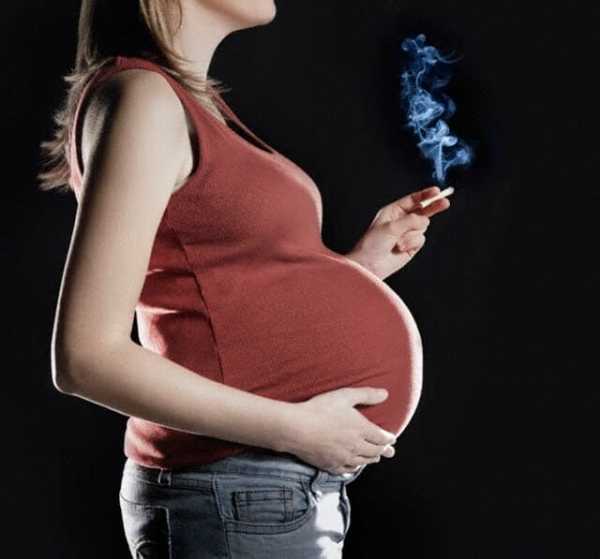 Курящая беременная женщина
