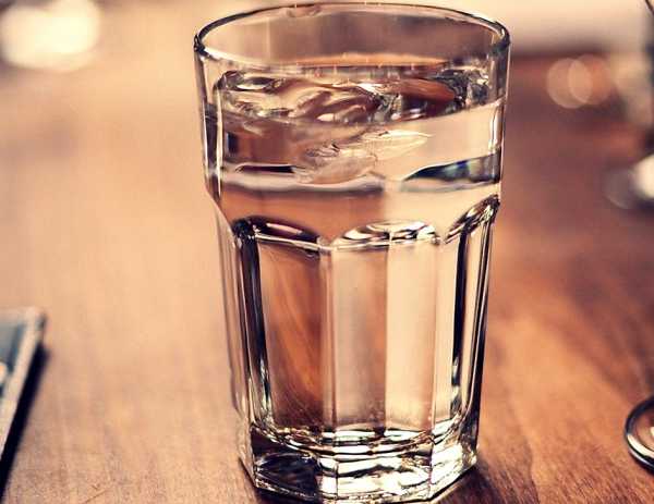Сколько человек должен пить воды в день